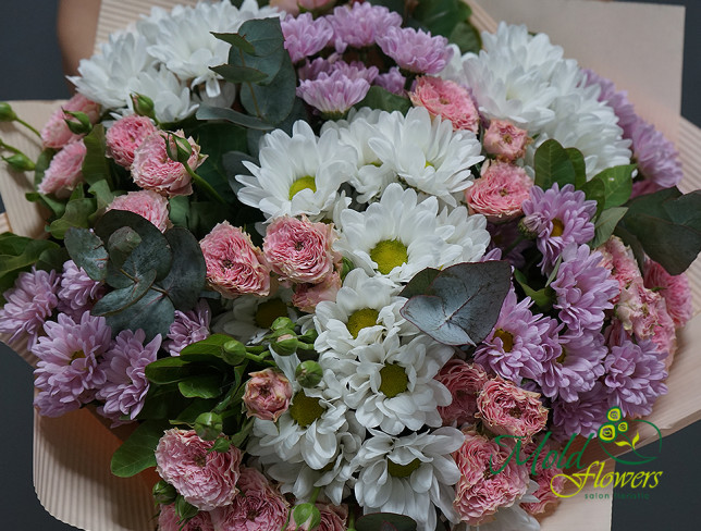Букет с белой хризантемой и розовые розы Фото